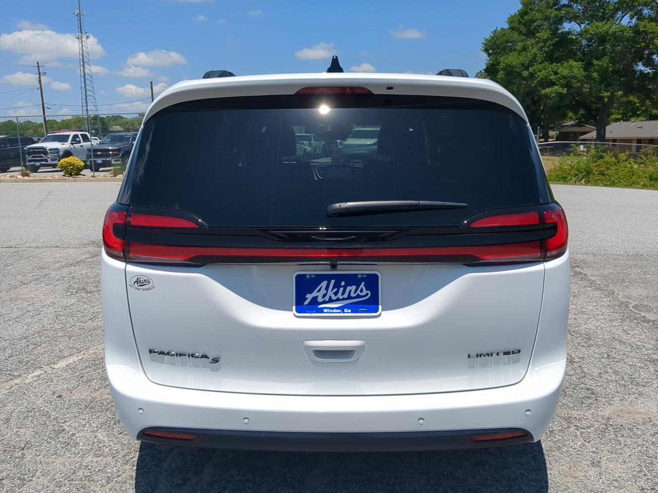 2027 Chrysler Pacifica Limited Appleton WI