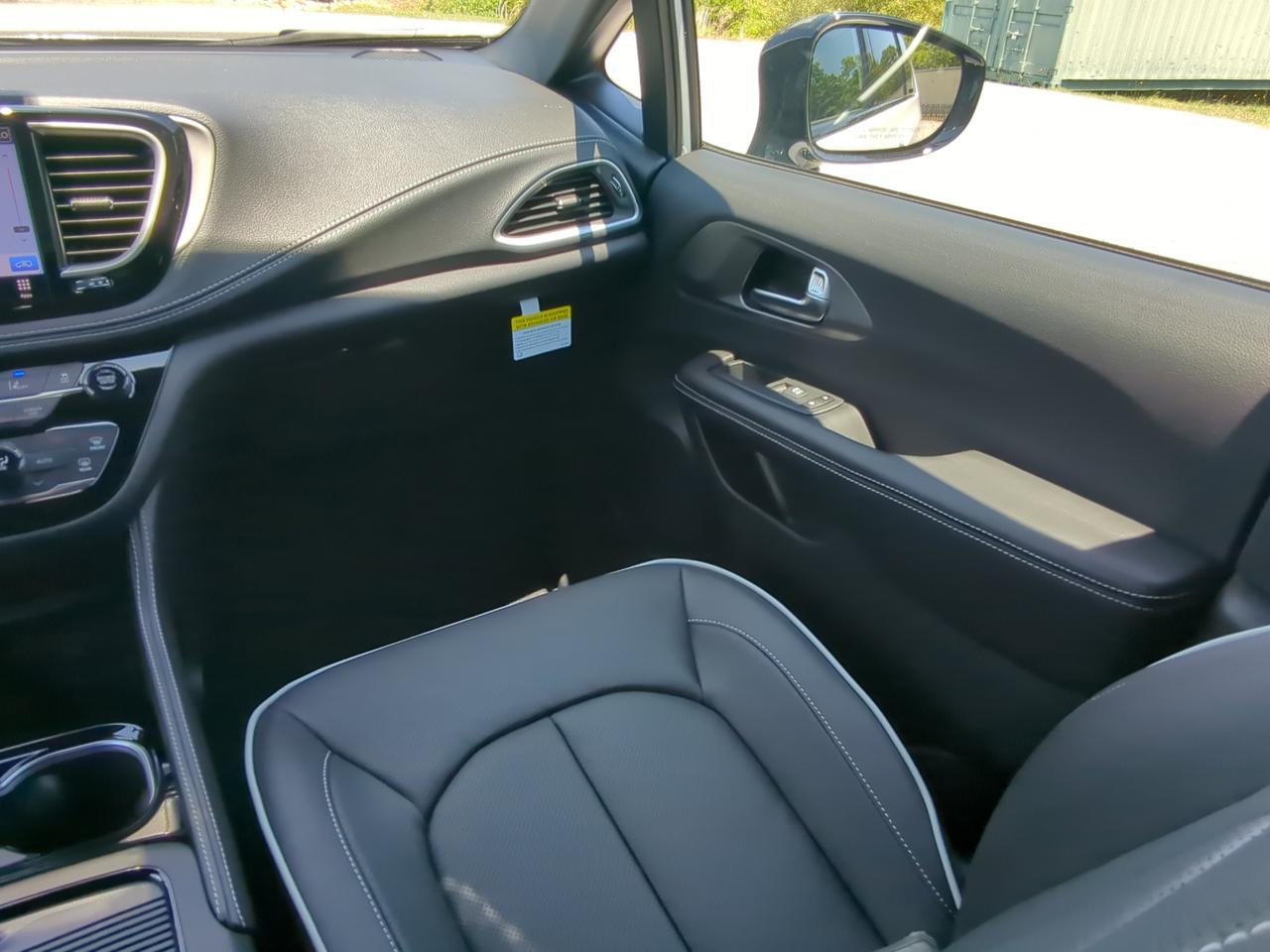 2027 Chrysler Pacifica Limited Appleton WI
