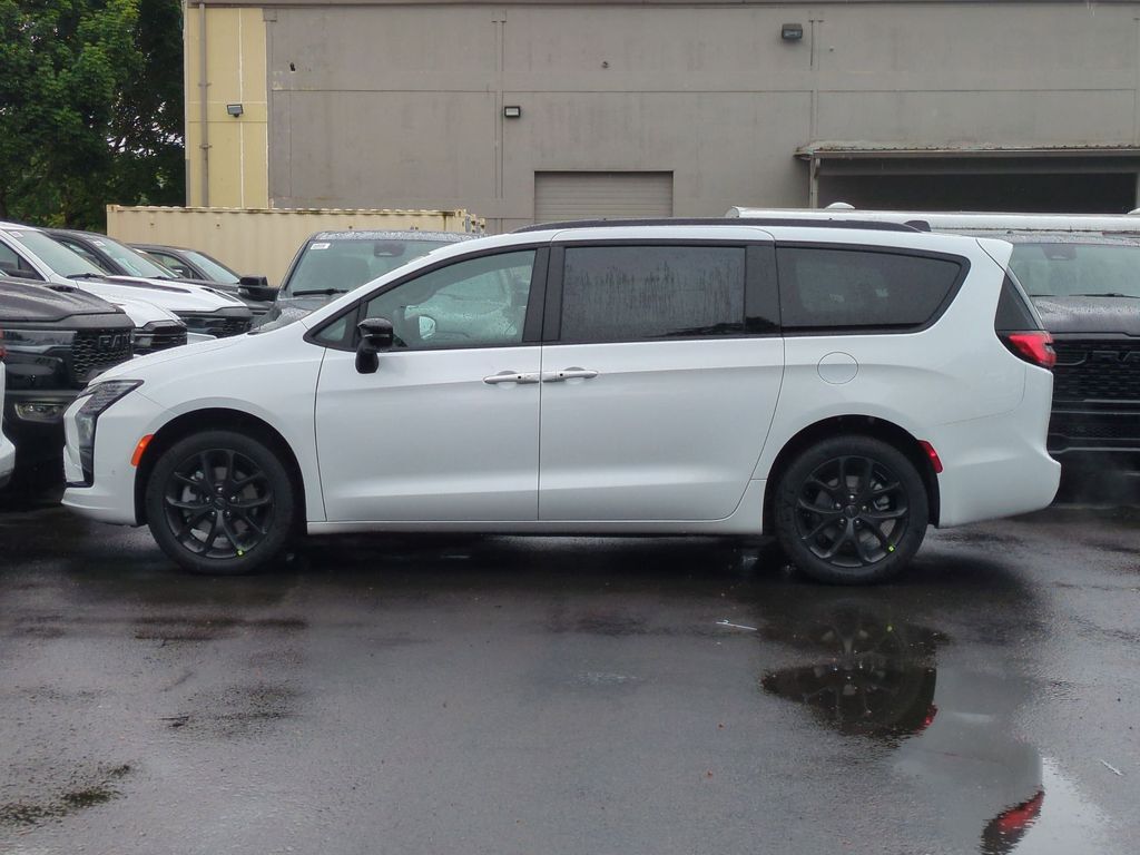 2027 Chrysler Pacifica Limited Gresham OR