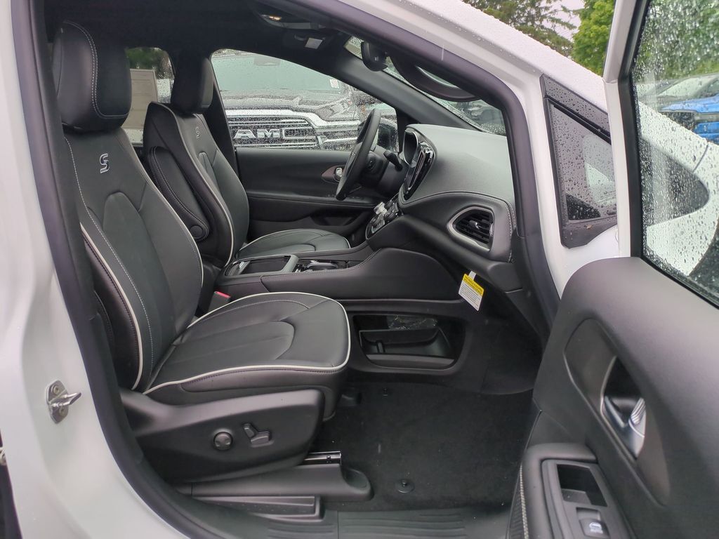 2027 Chrysler Pacifica Limited Gresham OR