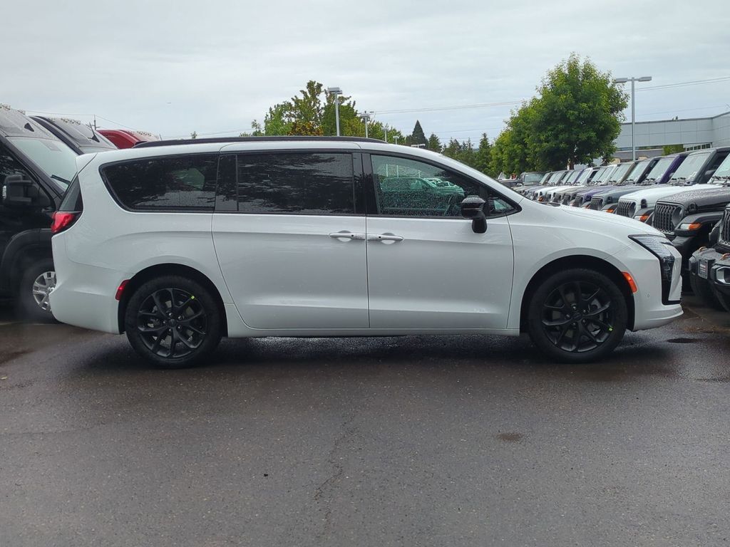 2027 Chrysler Pacifica Limited Gresham OR