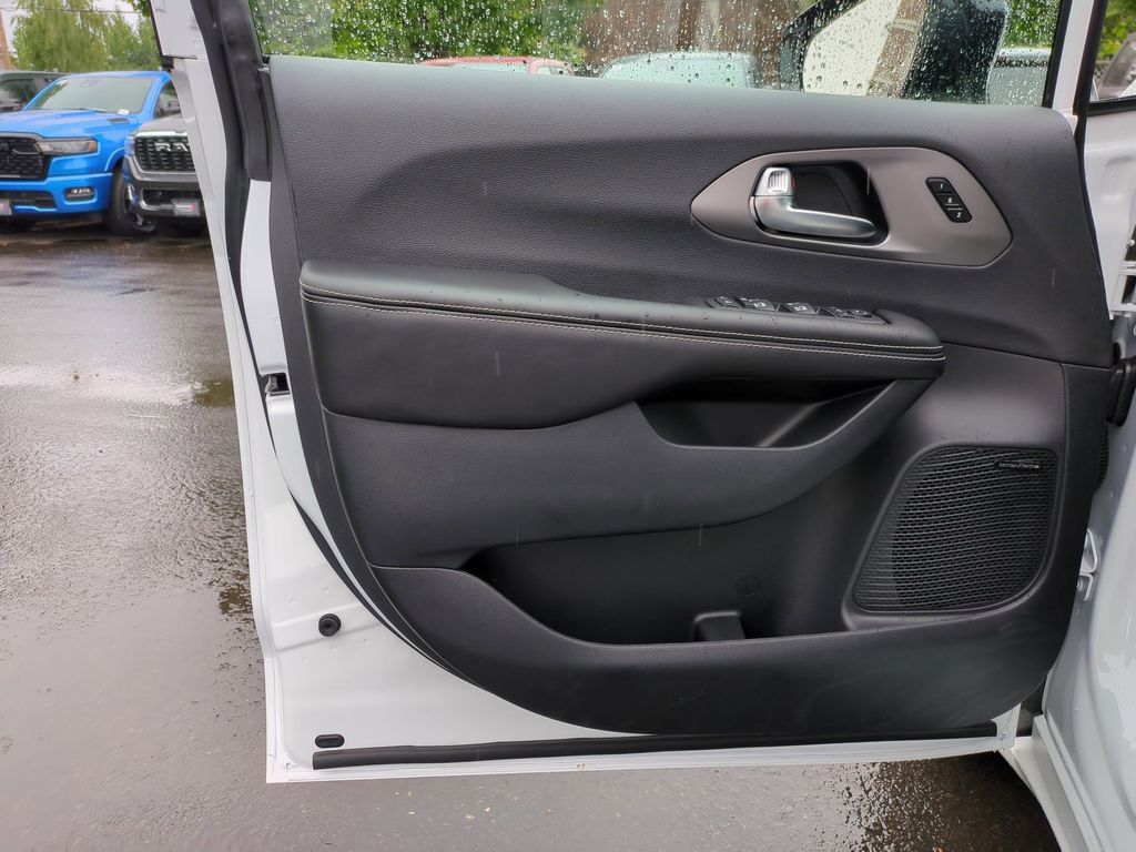 2027 Chrysler Pacifica Limited Gresham OR