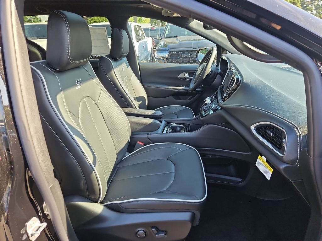 2027 Chrysler Pacifica Limited Portland OR