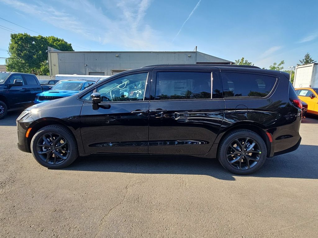 2027 Chrysler Pacifica Limited Portland OR