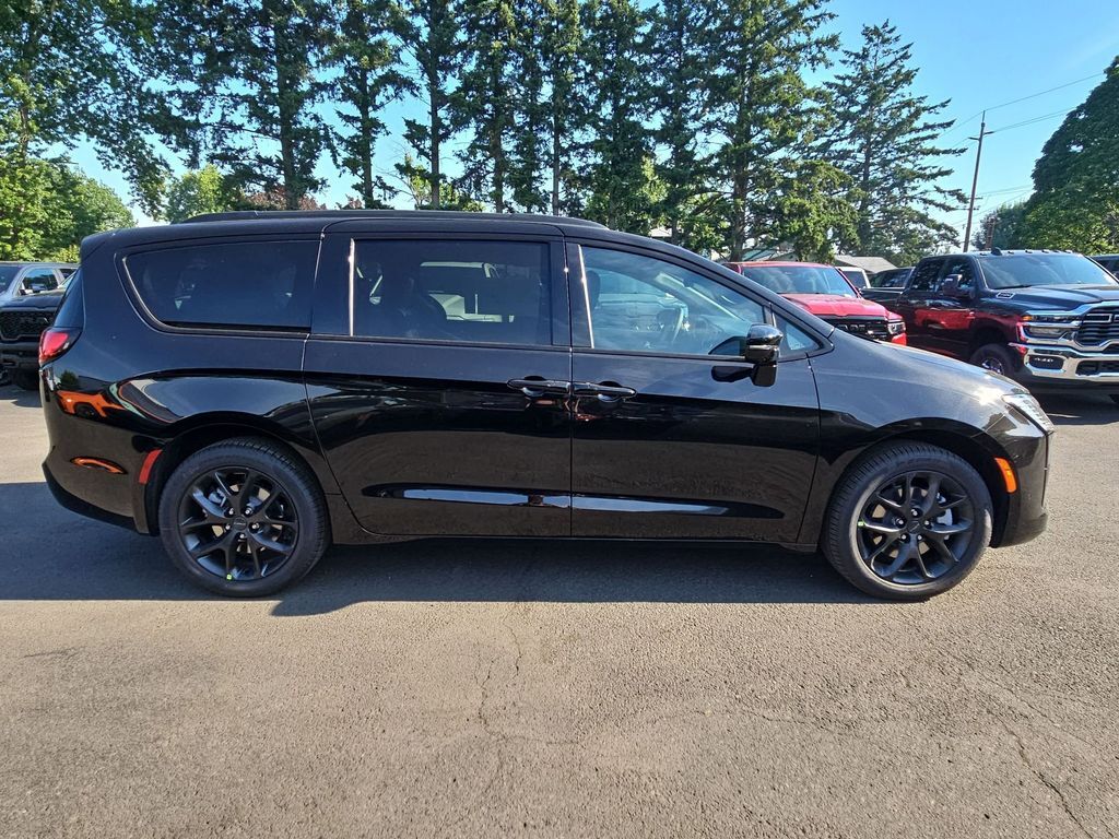 2027 Chrysler Pacifica Limited Portland OR