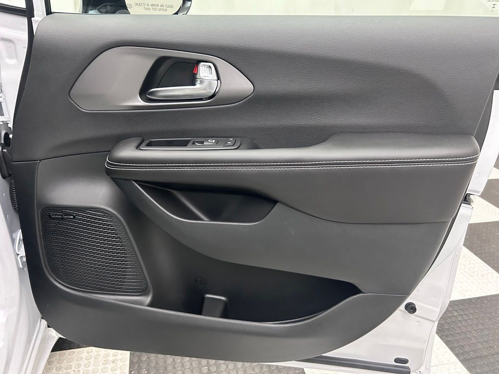 2027 Chrysler Pacifica Limited Portland OR
