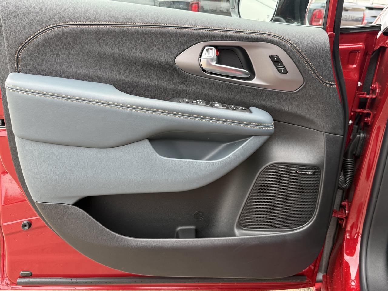 2027 Chrysler Pacifica Pinnacle AWD | V6 | Red Hot Pearl | Theater FamCam | Dual Pane Pano Sunroof | 19 Speaker Redwater AB
