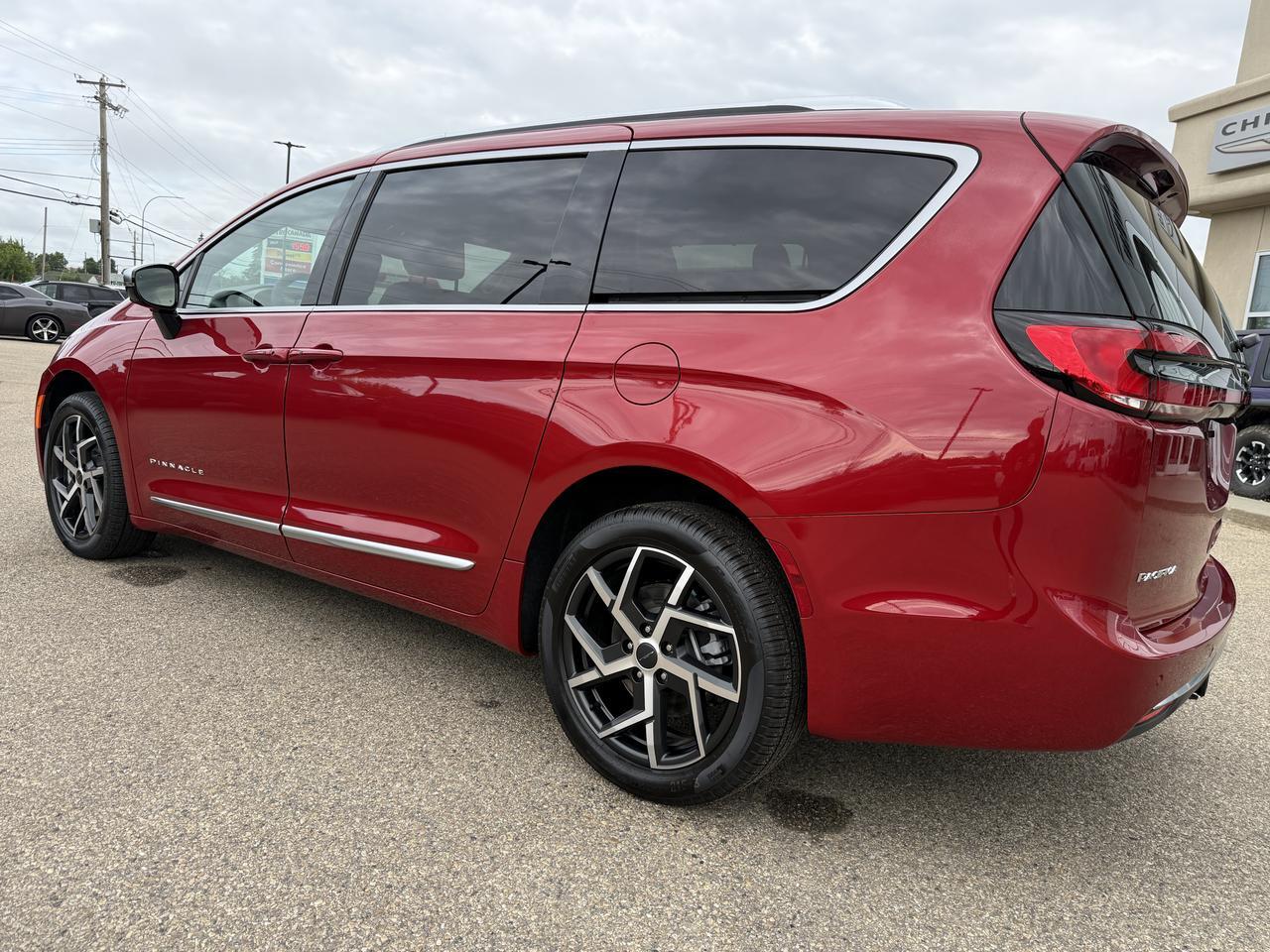 2027 Chrysler Pacifica Pinnacle AWD | V6 | Red Hot Pearl | Theater FamCam | Dual Pane Pano Sunroof | 19 Speaker Redwater AB