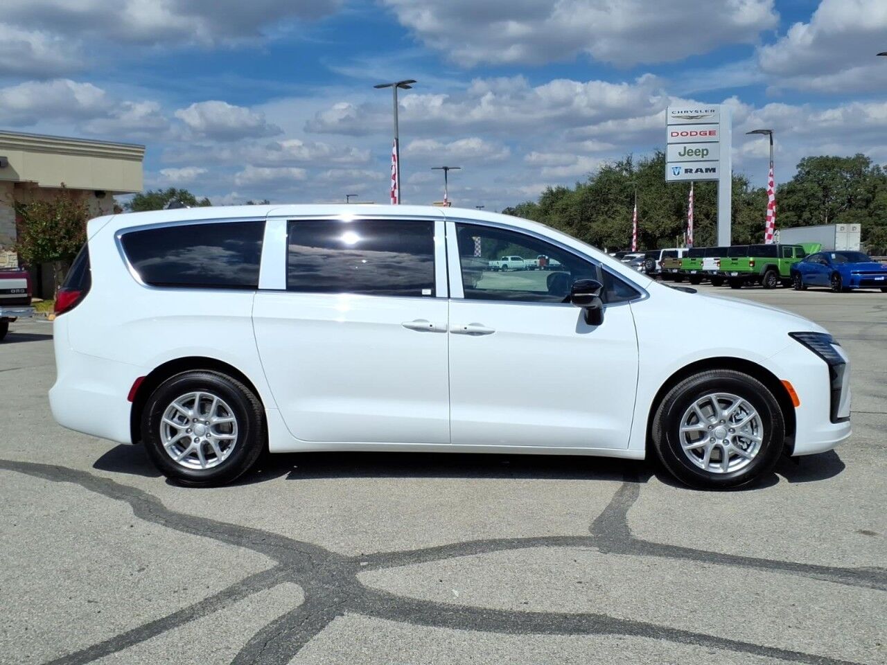 2027 Chrysler Pacifica Select