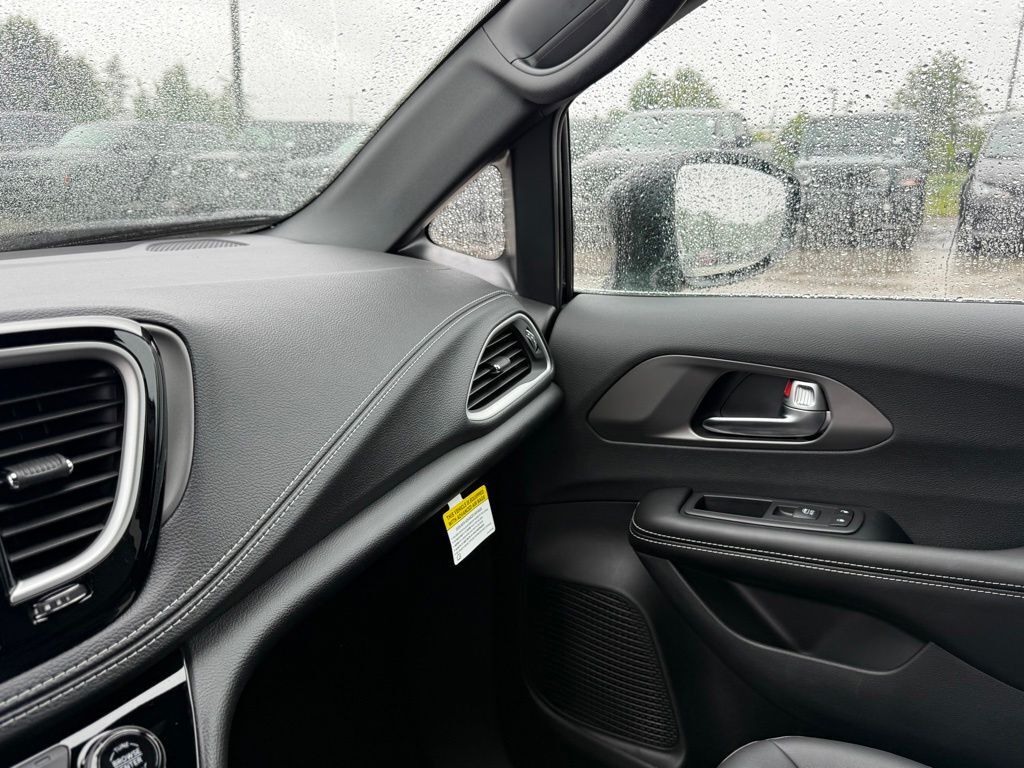 2027 Chrysler Pacifica Select Crestwood KY