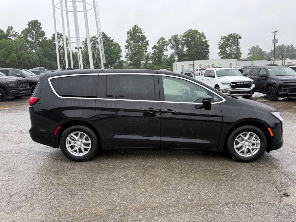 2027 Chrysler Pacifica Select Crestwood KY