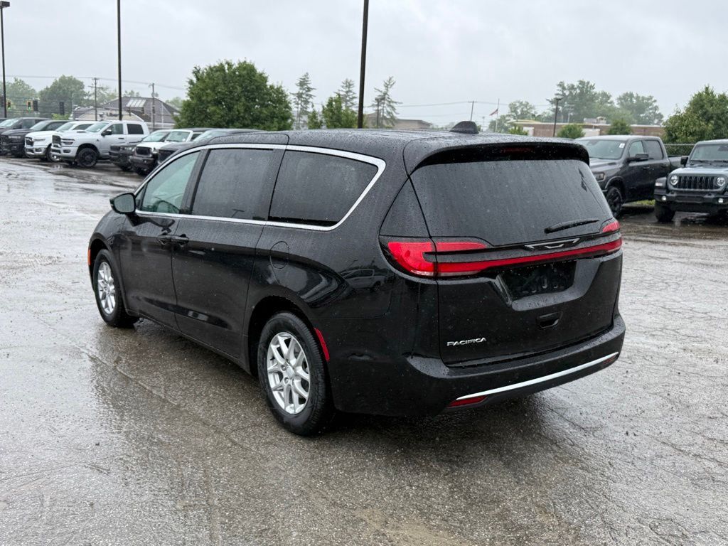 2027 Chrysler Pacifica Select Crestwood KY