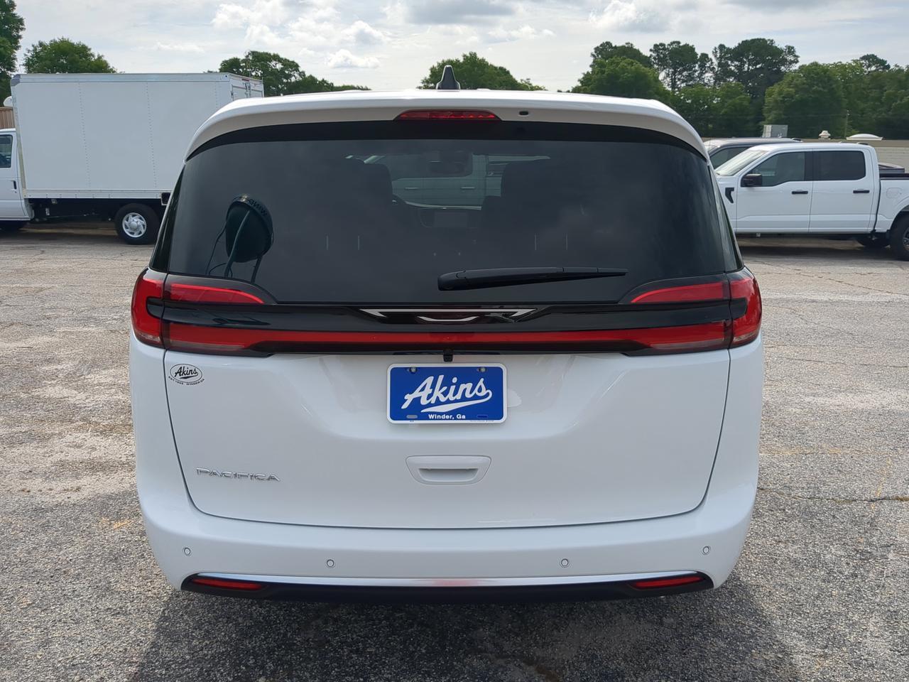 2027 Chrysler Pacifica Select Appleton WI