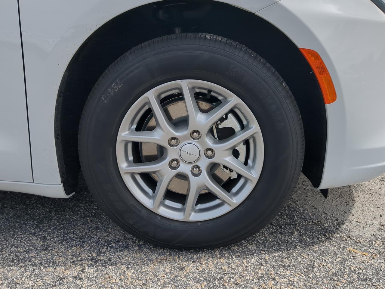 2027 Chrysler Pacifica Select Appleton WI