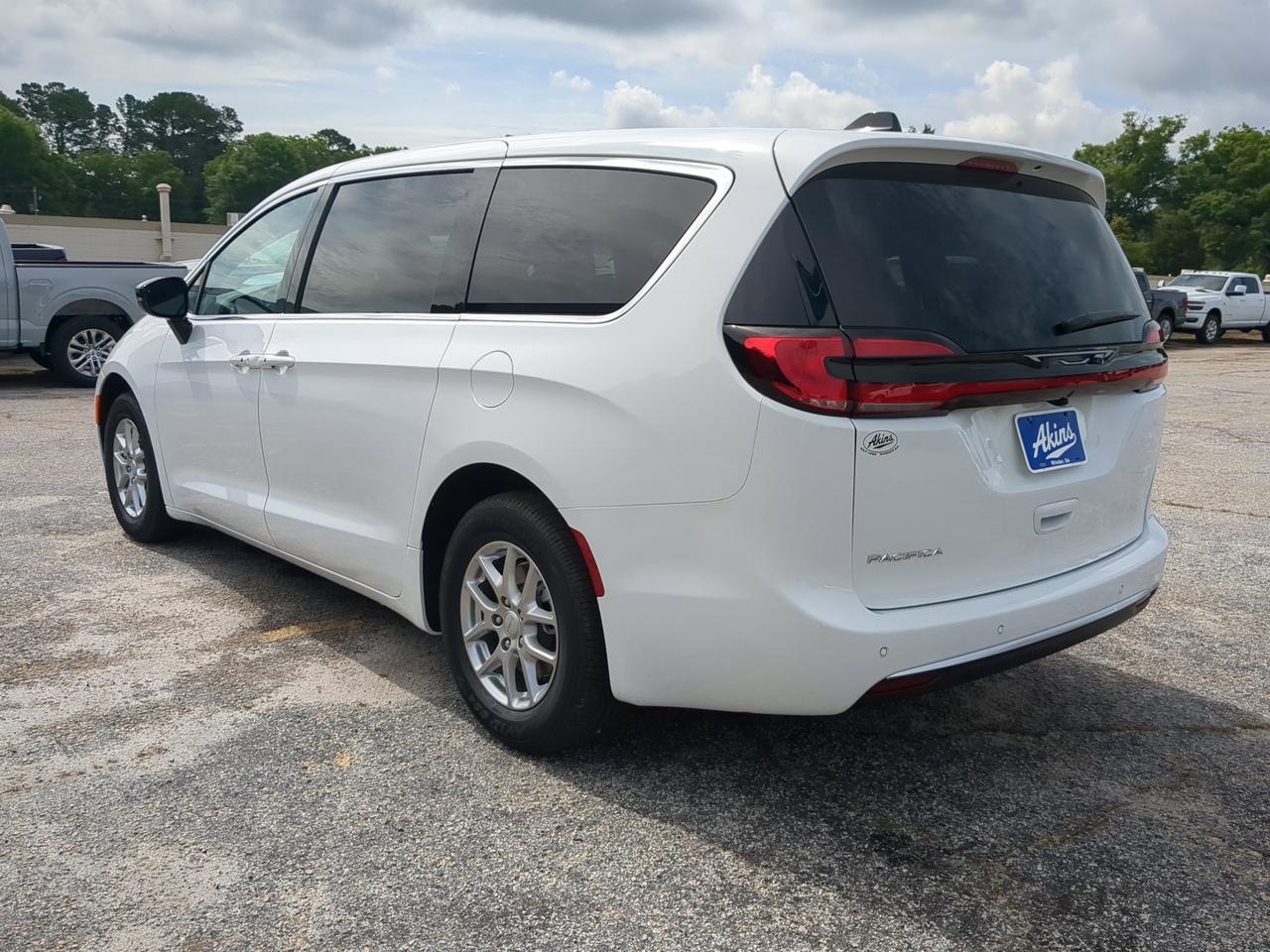 2027 Chrysler Pacifica Select Appleton WI