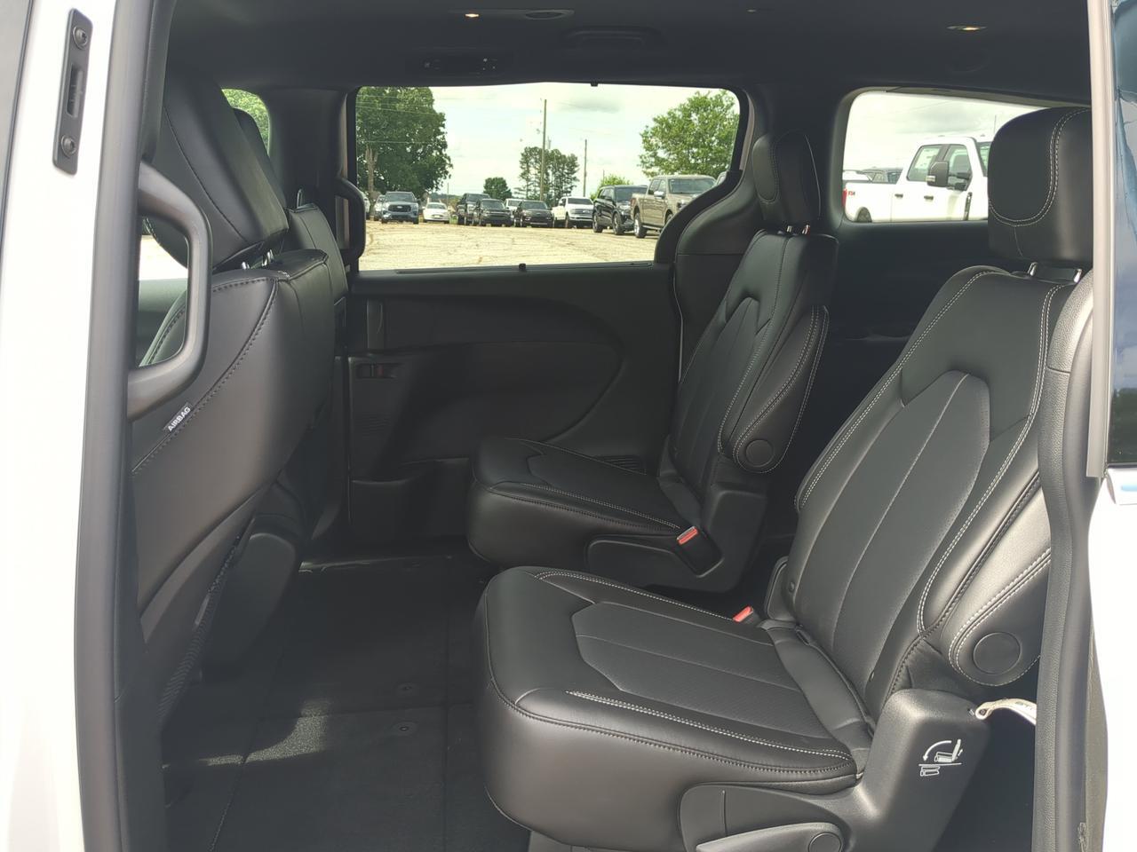 2027 Chrysler Pacifica Select Appleton WI