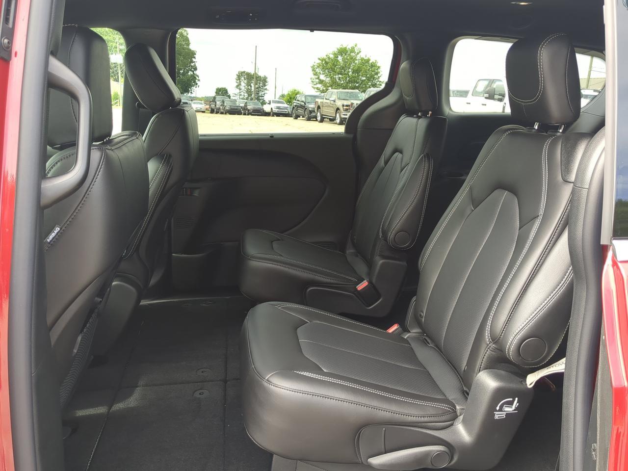 2027 Chrysler Pacifica Select Appleton WI