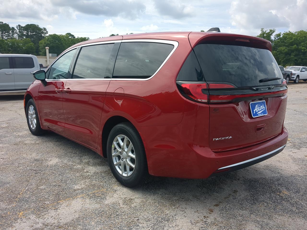 2027 Chrysler Pacifica Select Appleton WI