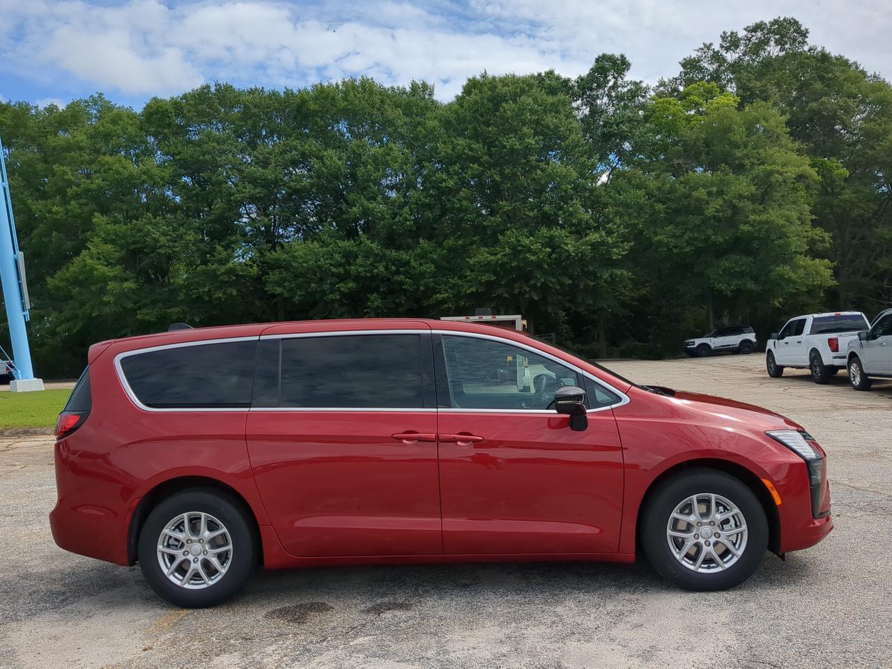 2027 Chrysler Pacifica Select Appleton WI