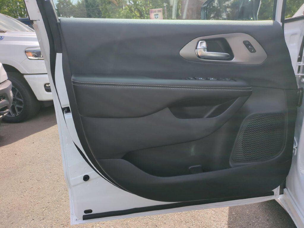 2027 Chrysler Pacifica Select Gresham OR