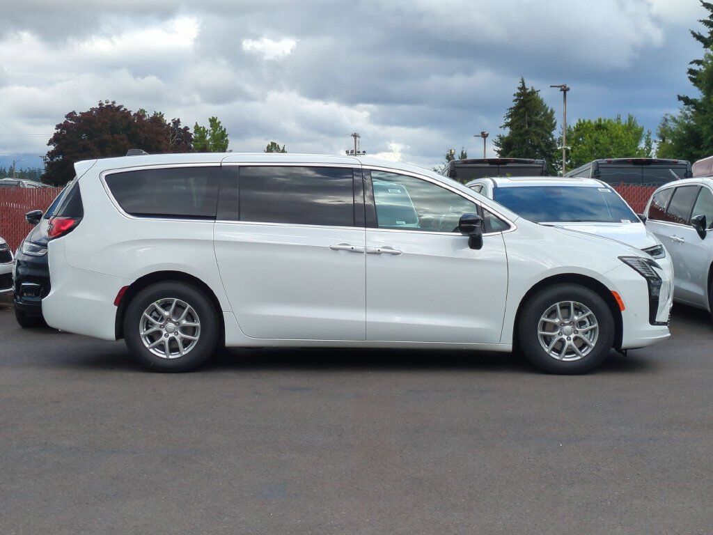 2027 Chrysler Pacifica Select Gresham OR