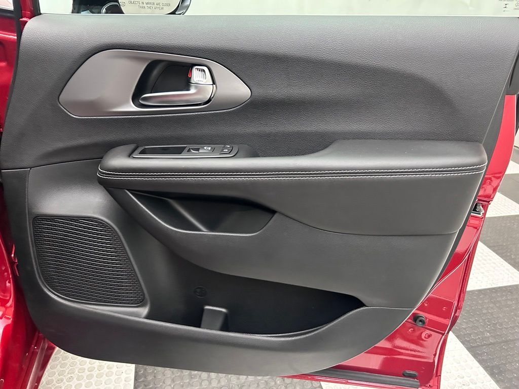 2027 Chrysler Pacifica Select Portland OR