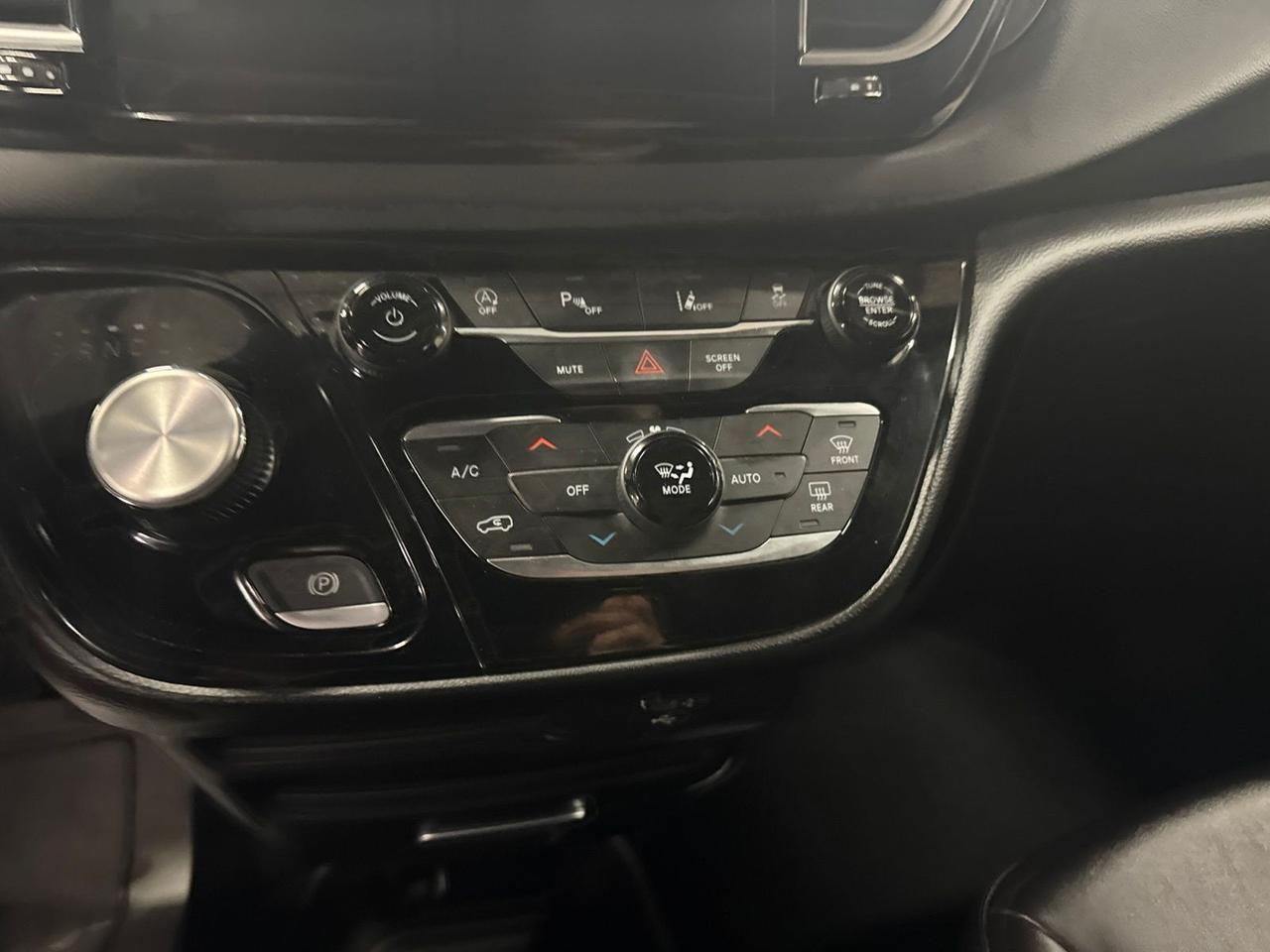 2027 Chrysler Pacifica Select West Burlington IA