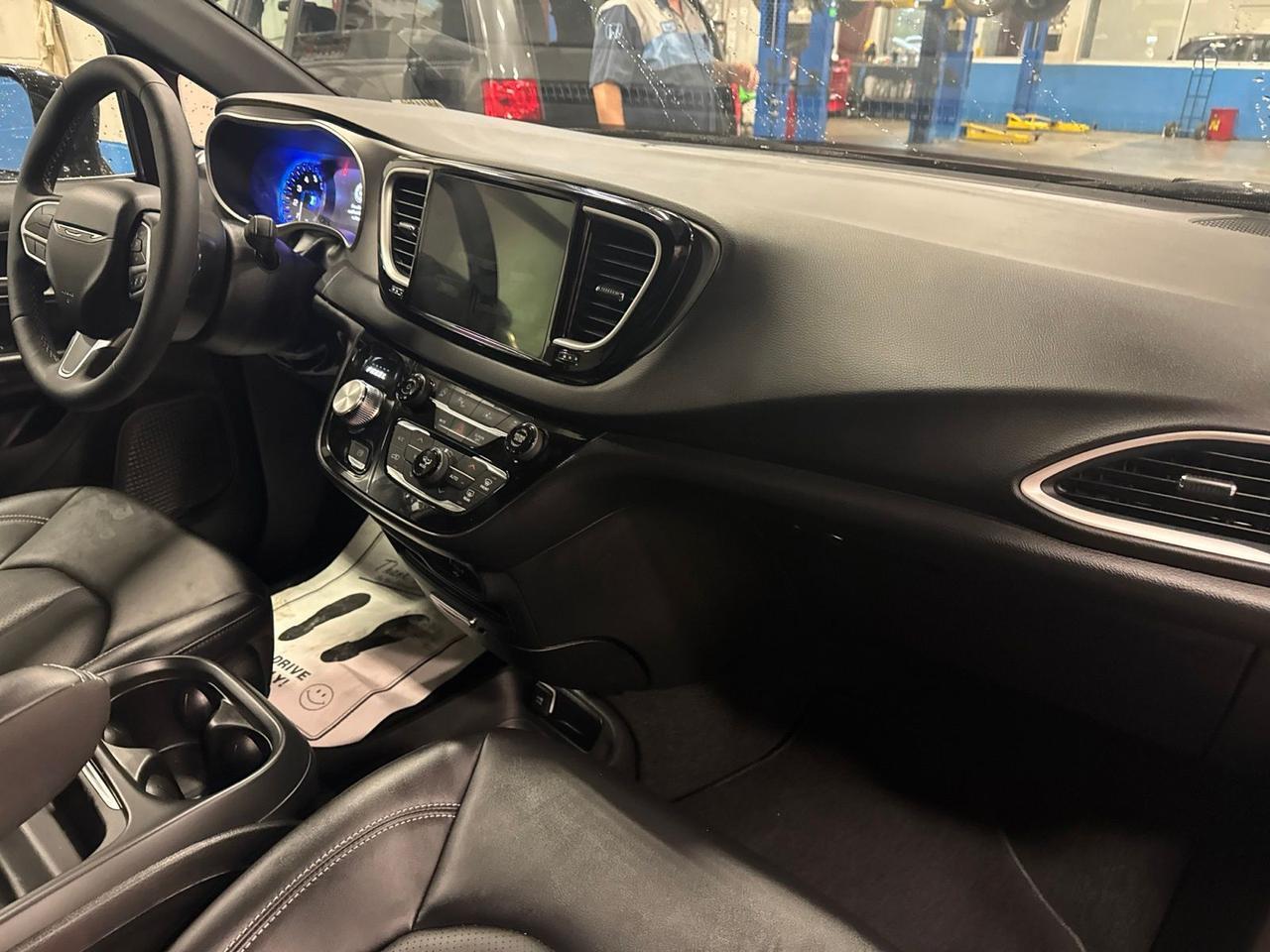 2027 Chrysler Pacifica Select West Burlington IA