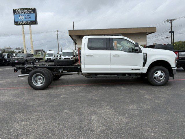 2027 Ford Super Duty F-350 DRW Chassis LARIAT New Braunfels TX