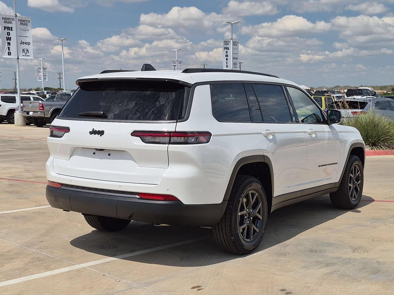 2027 Jeep Grand Cherokee L Laredo Altitude