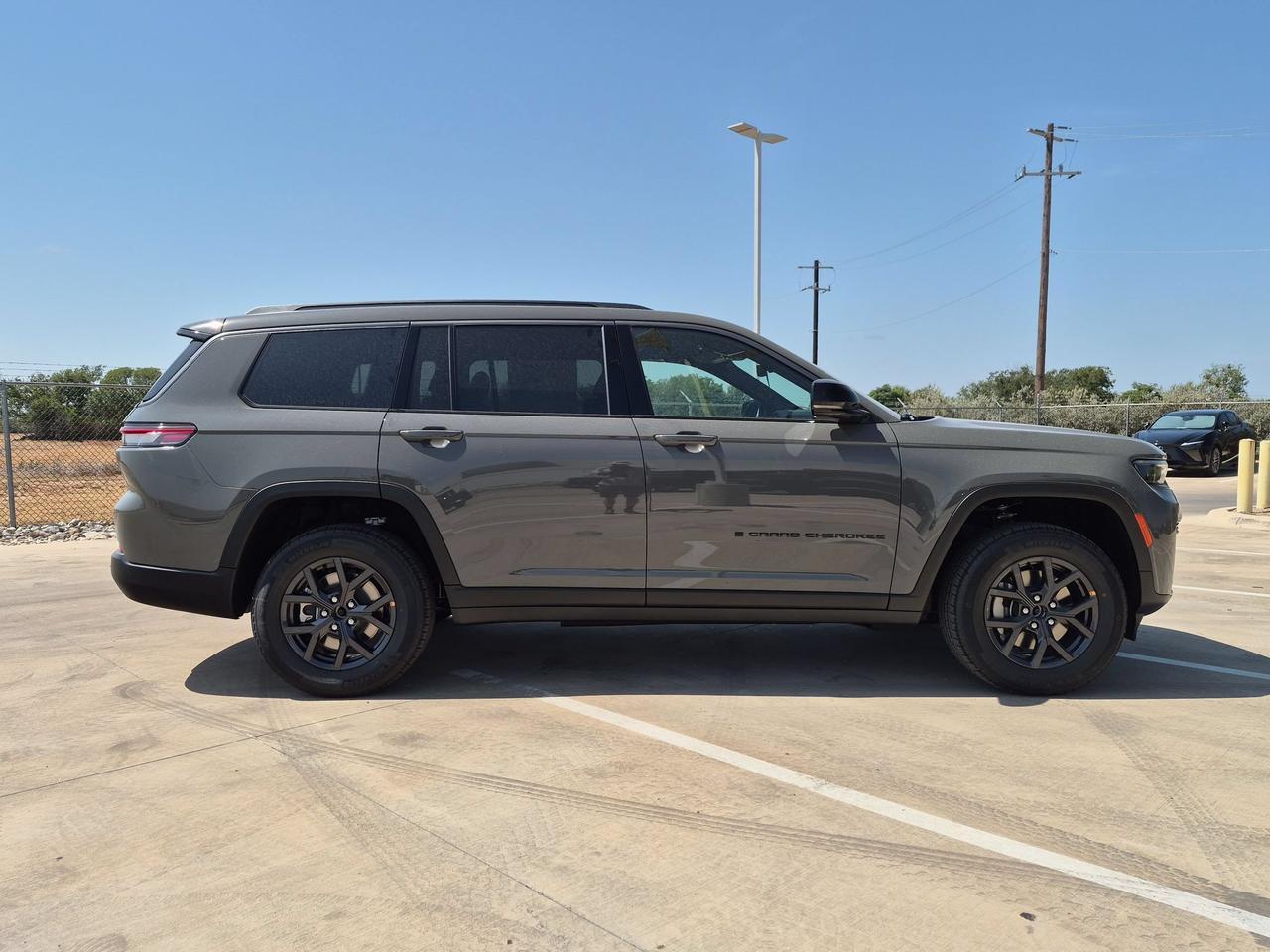 2027 Jeep Grand Cherokee L Laredo Altitude