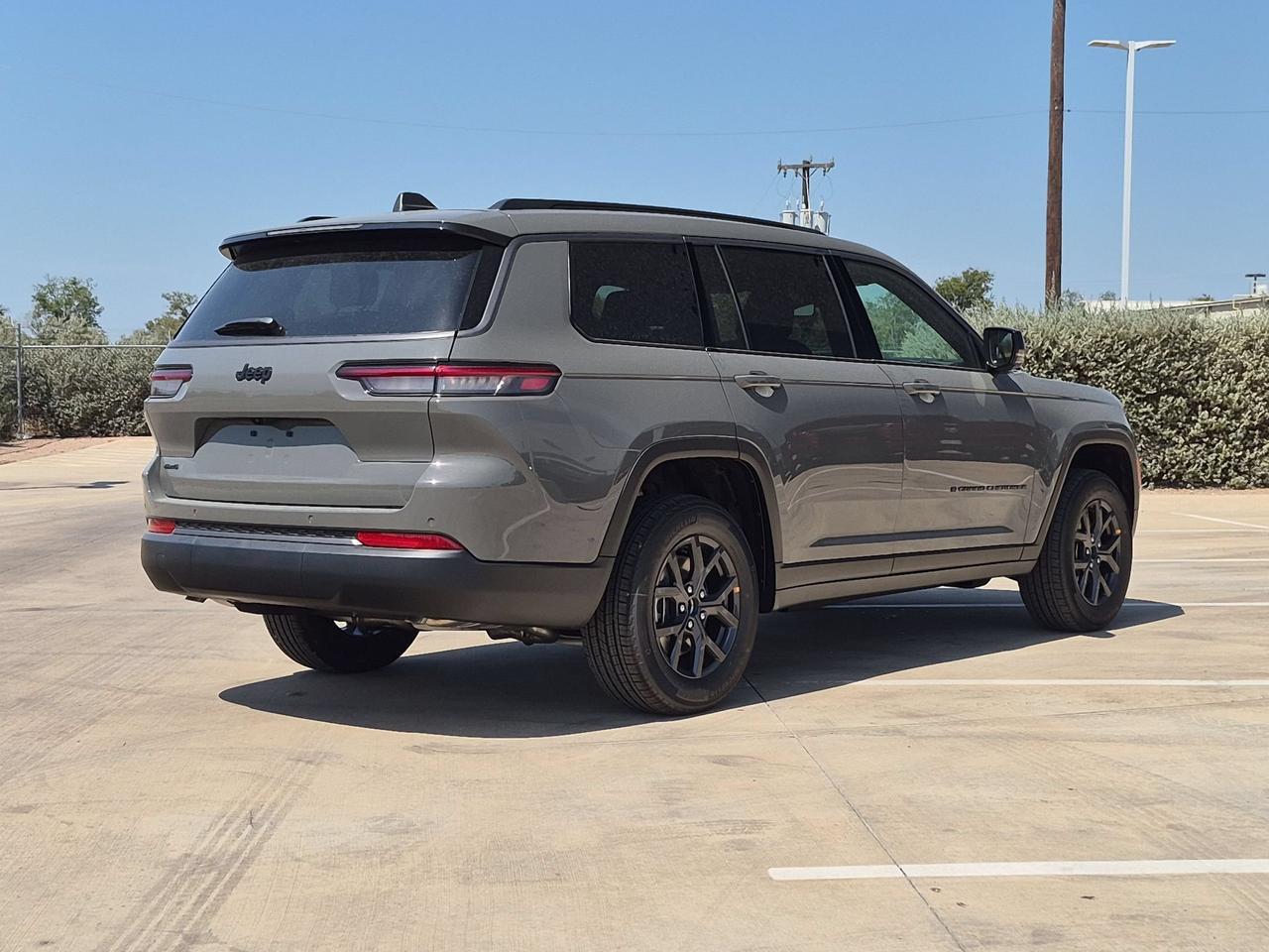 2027 Jeep Grand Cherokee L Laredo Altitude