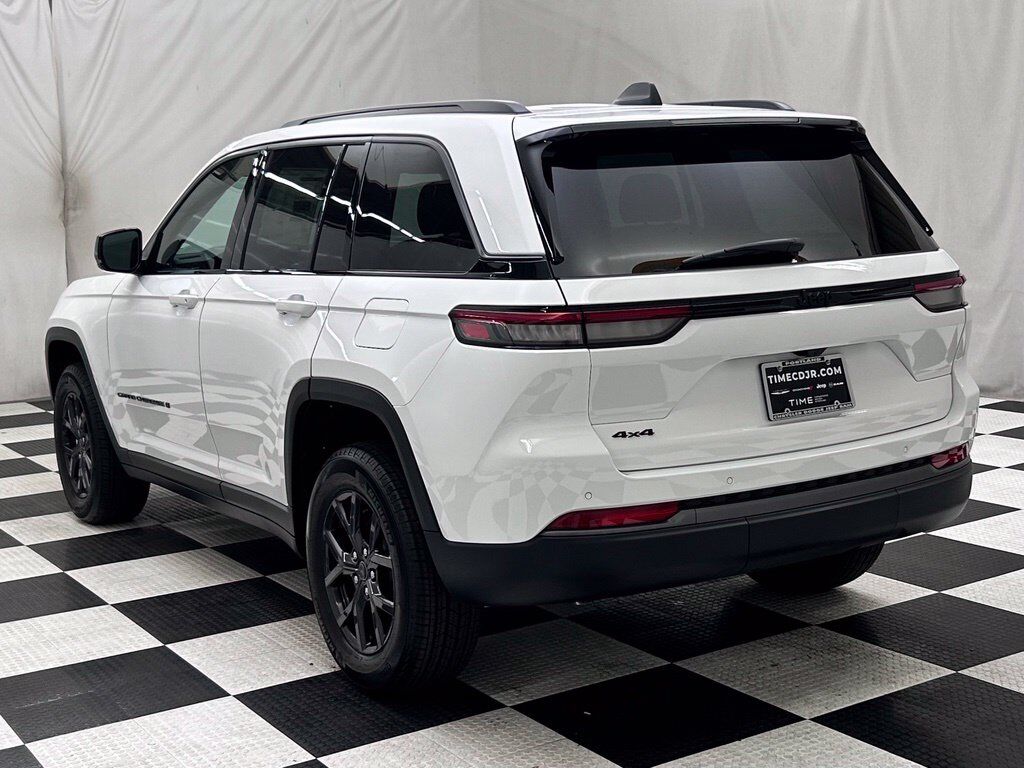 2027 Jeep Grand Cherokee Laredo Altitude Portland OR