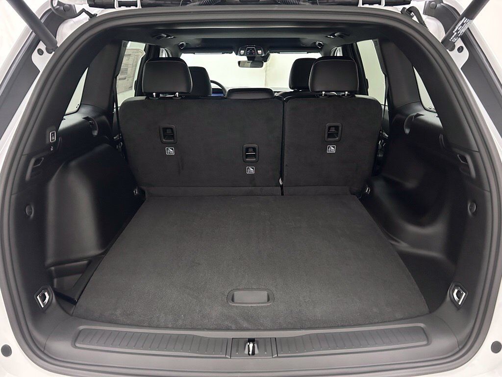 2027 Jeep Grand Cherokee Laredo Altitude Portland OR
