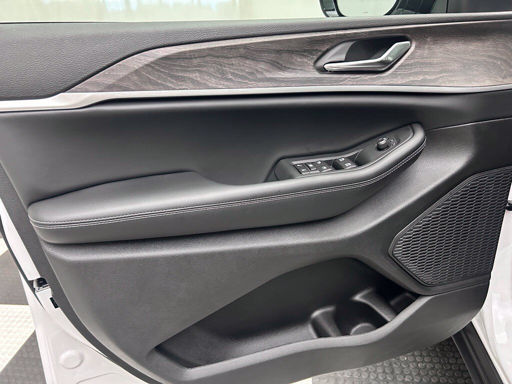 2027 Jeep Grand Cherokee Laredo Altitude Portland OR