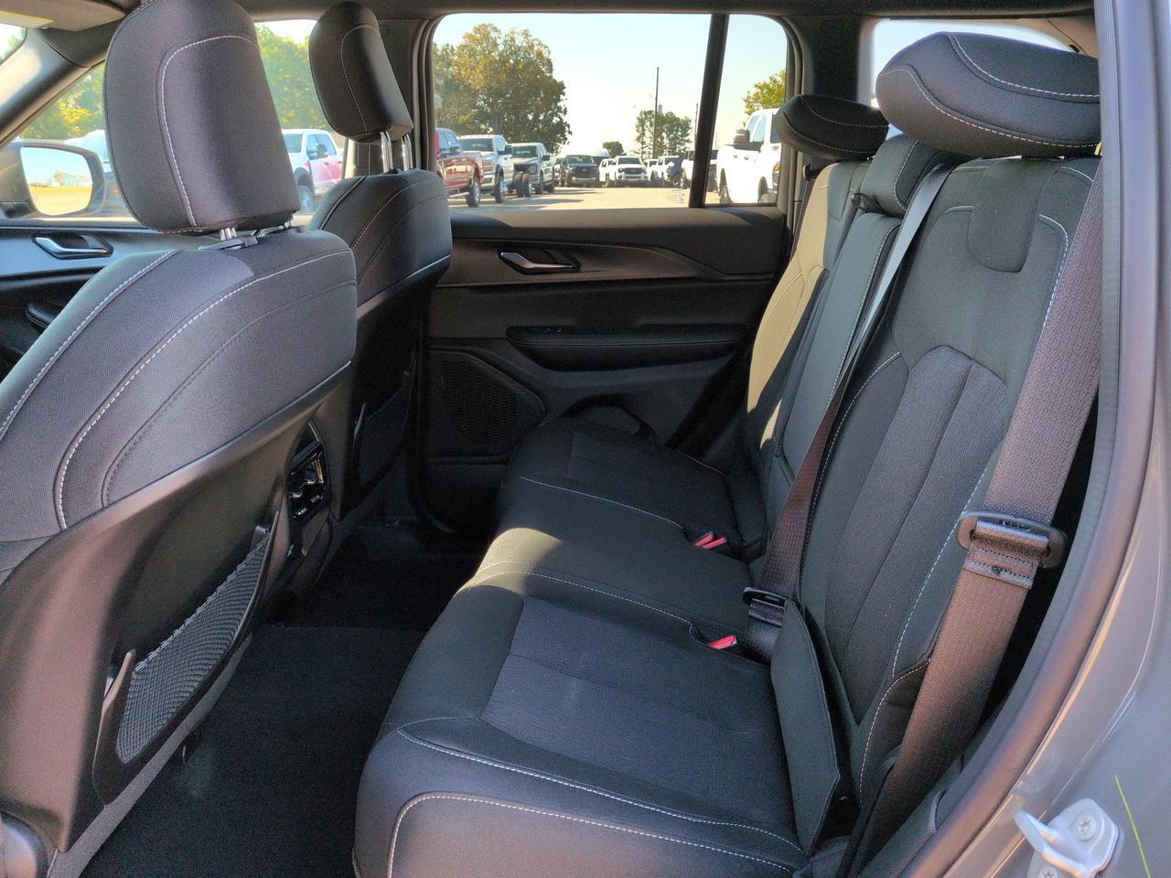 2027 Jeep Grand Cherokee Laredo Appleton WI
