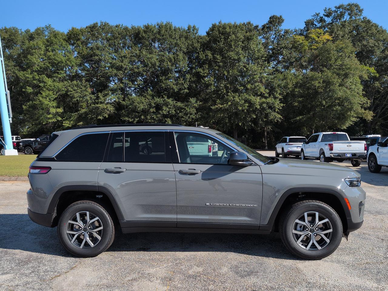 2027 Jeep Grand Cherokee Laredo Appleton WI
