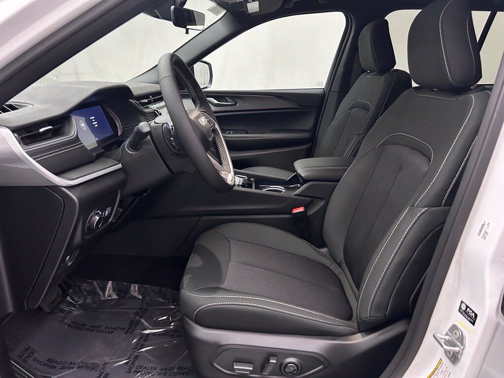 2027 Jeep Grand Cherokee Laredo Portland OR