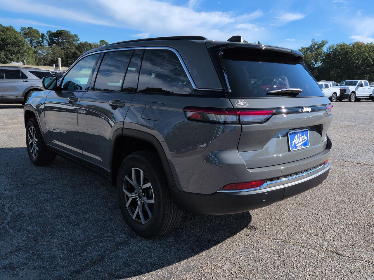 2027 Jeep Grand Cherokee Laredo Winder GA