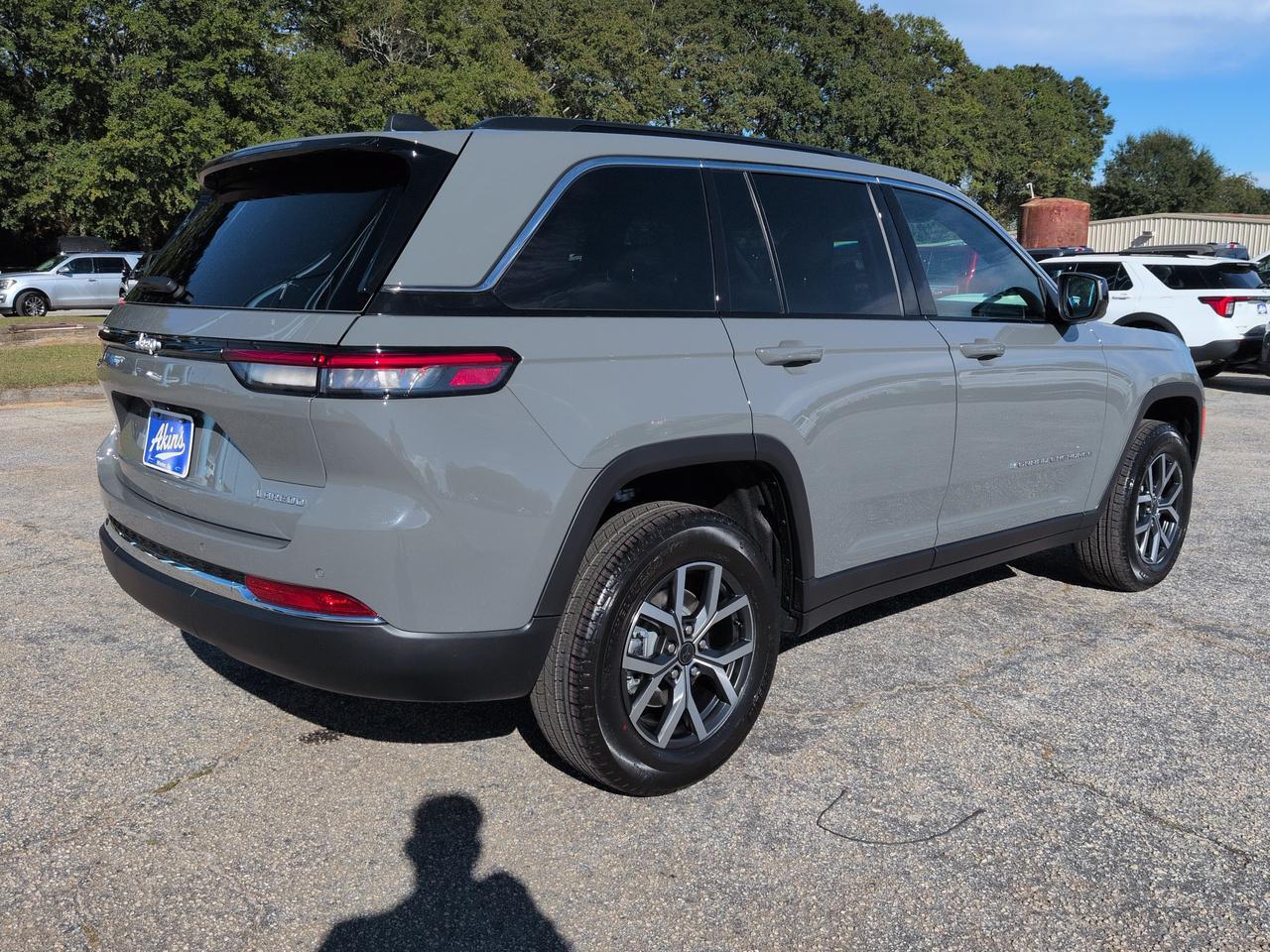 2027 Jeep Grand Cherokee Laredo Winder GA