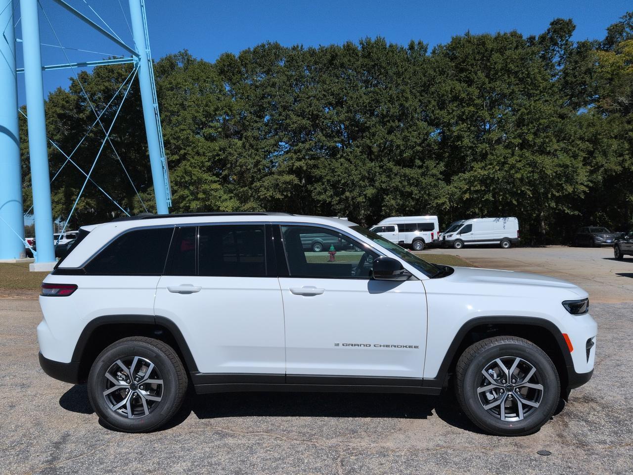 2027 Jeep Grand Cherokee Laredo