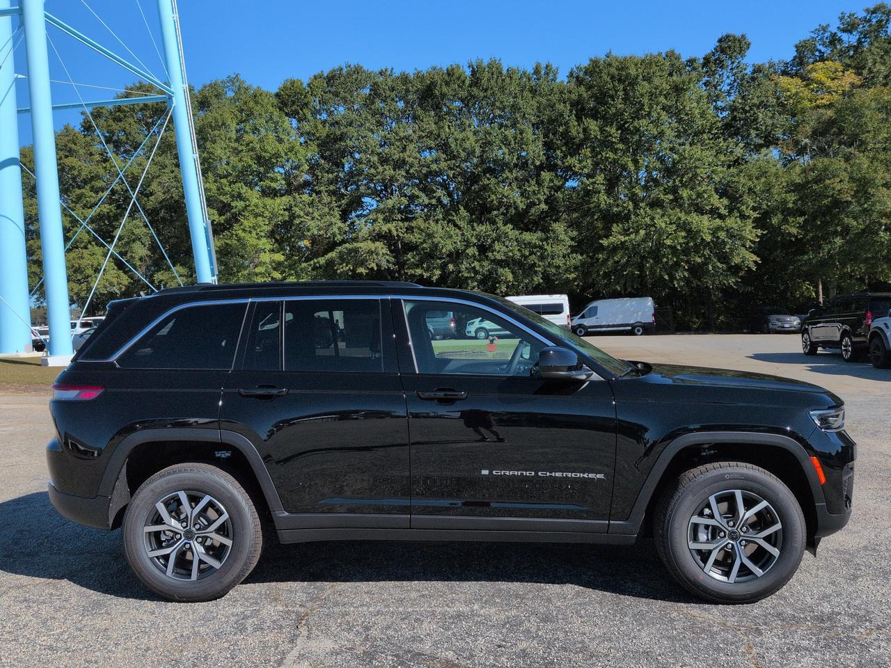 2027 Jeep Grand Cherokee Laredo