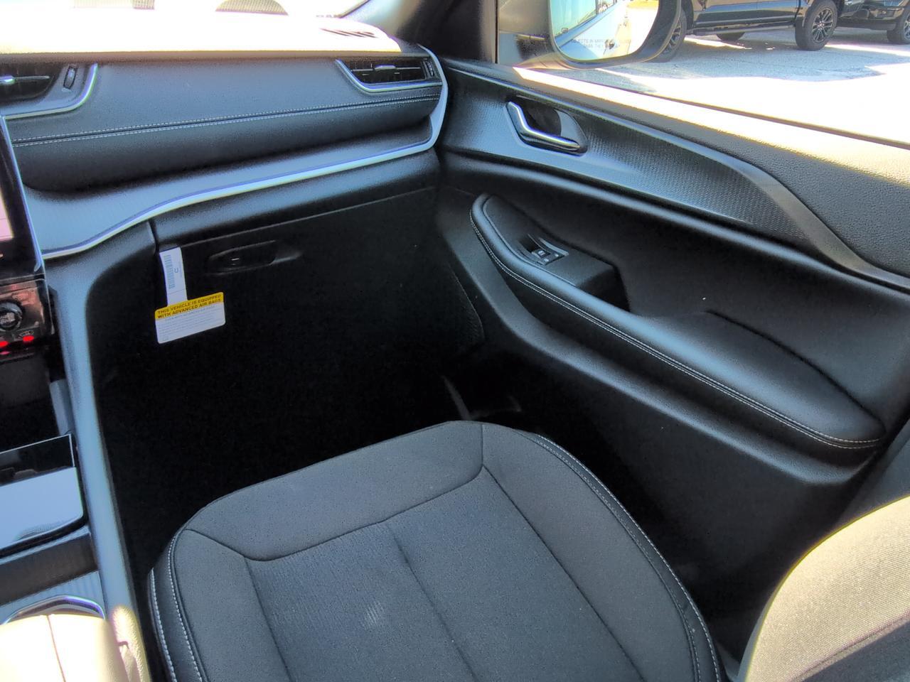 2027 Jeep Grand Cherokee Laredo Winder GA