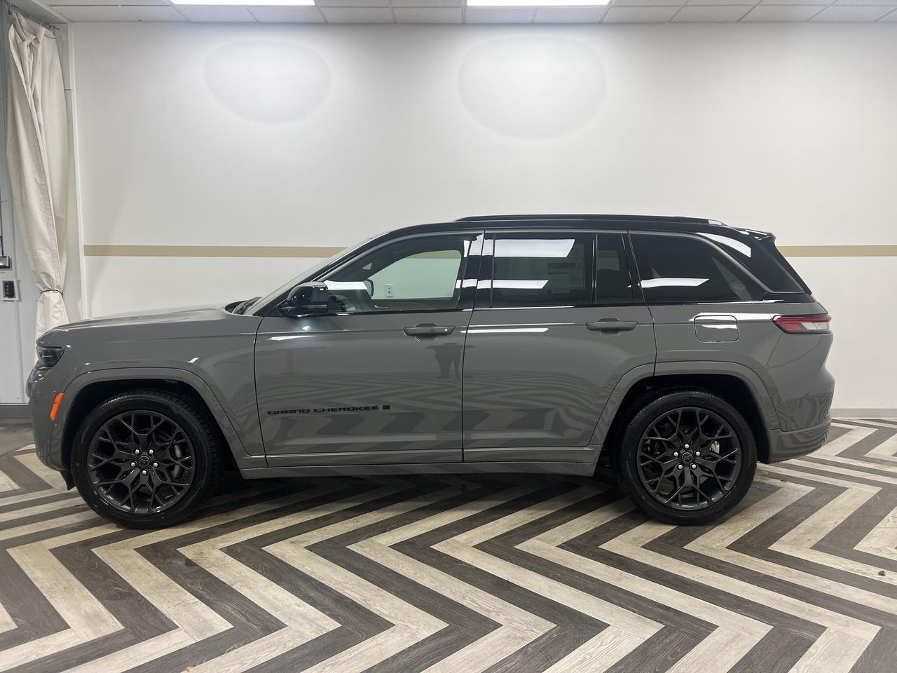 2027 Jeep Grand Cherokee Summit Gasoline