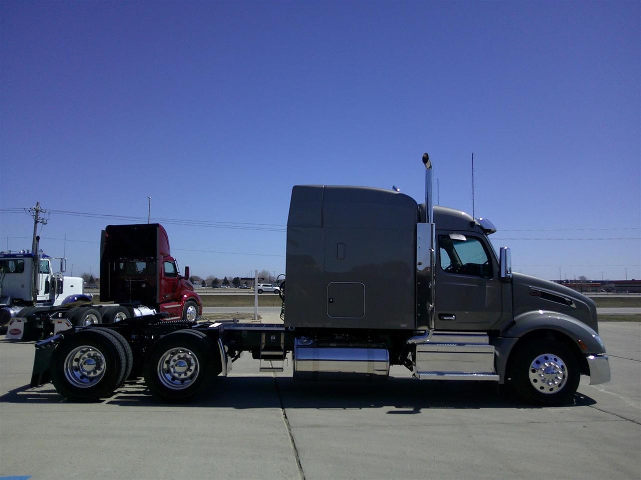 2027 Peterbilt 579 in Fargo, ND — photo 4