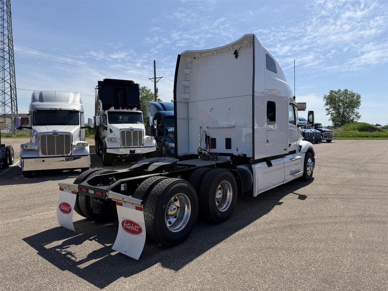 2027 Peterbilt 579 80" Double Bunk Ultraloft Eau Claire WI