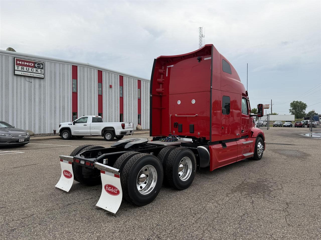 2027 Peterbilt 579 80" Double Bunk Ultraloft Eau Claire WI