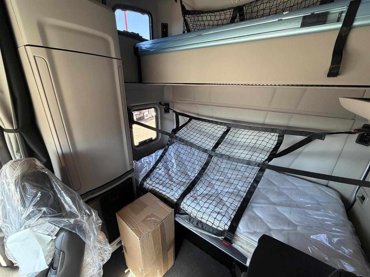 2027 Peterbilt 579 80" Double Bunk Ultraloft Eau Claire WI