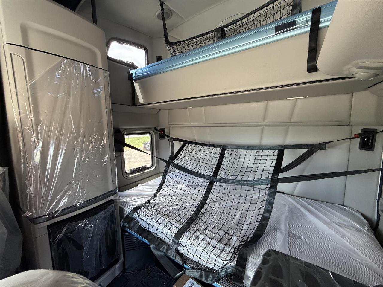 2027 Peterbilt 579 80" Double Bunk Ultraloft Eau Claire WI