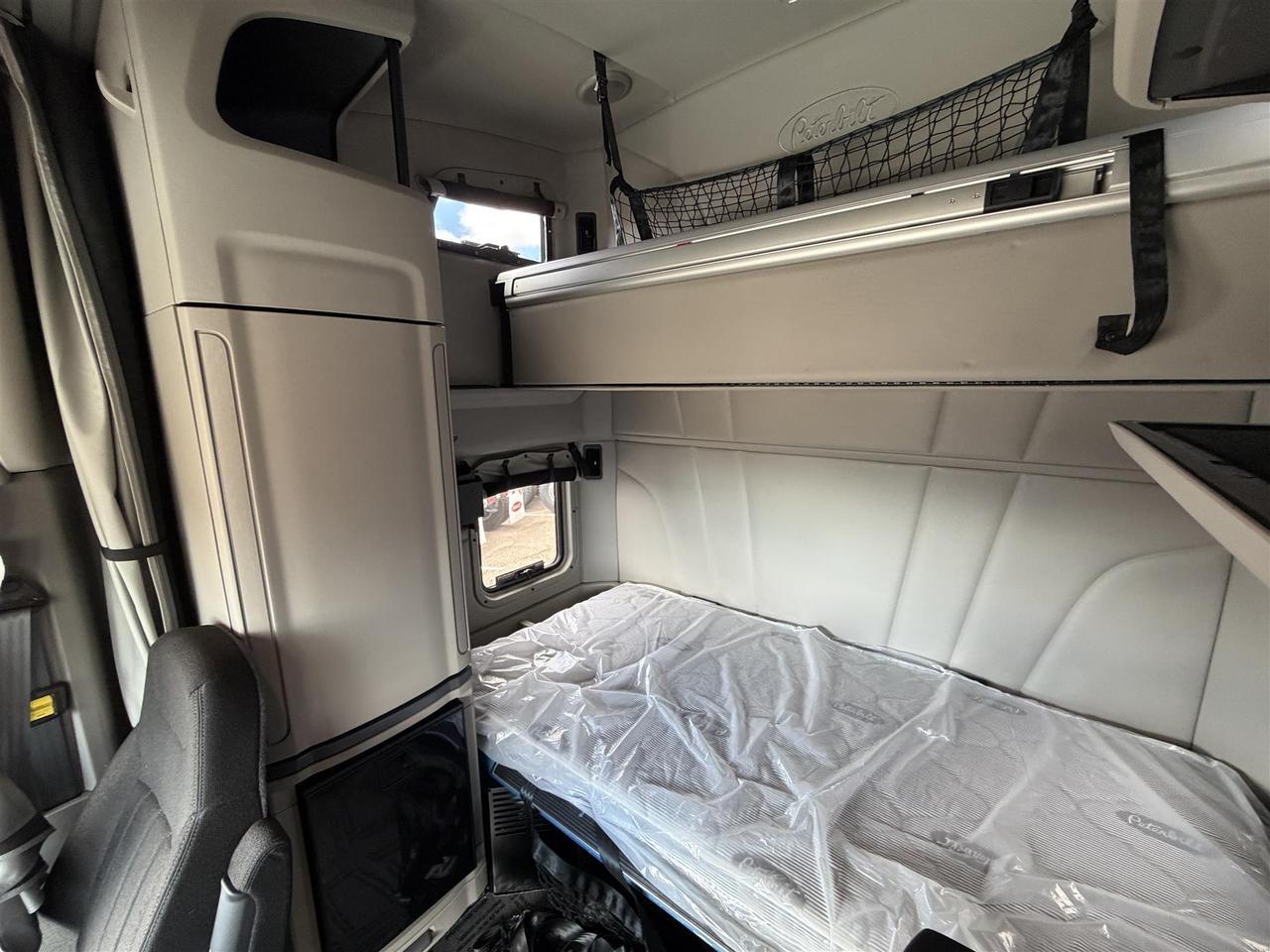 2027 Peterbilt 579 80" Double Bunk Ultraloft Eau Claire WI